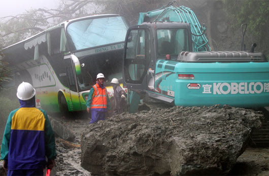 梅姬颱風的強風豪雨讓蘇花公路柔腸寸斷，工程人員上午全力搶信道路救援受困的民眾。