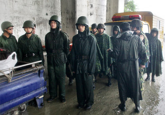 梅姬颱風的強風豪雨讓蘇花公路柔腸寸斷，臺方全力搶通道路救援受困民眾，臺軍官兵在一旁待命隨時出動。