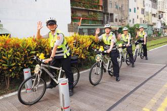 搭大黃鴨熱臺灣高雄騎警載鴨玩偶巡邏（圖）