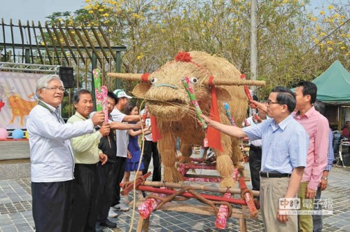 打春牛求好運臺灣雲林縣三結春牛祭開鑼（圖）