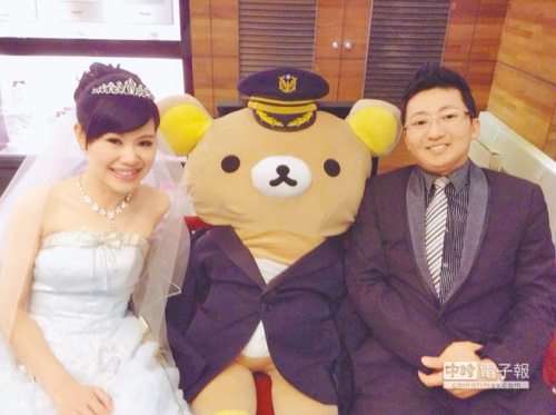 臺南警員結婚搞甜蜜創意喜帖印成罰單送親友（圖）