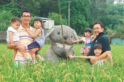 臺“稻草熊”坐鎮田間驅鳥萌態十足（圖）