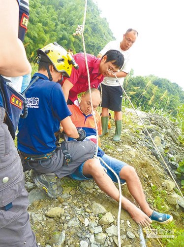 兒踩空父撲救大陸父子雙雙墜落阿里山深谷（圖）