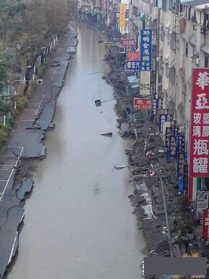 高雄氣爆災區受大雨侵襲 道路淹成小河