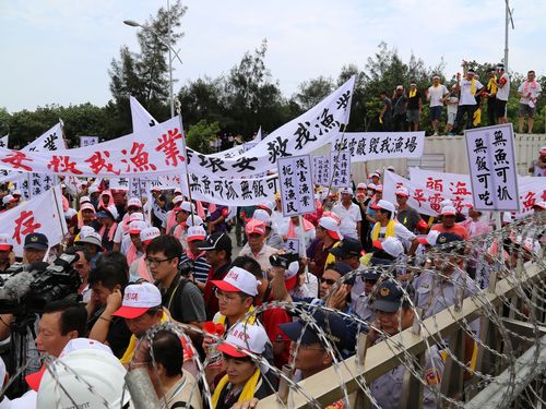 花蓮電廠污染蘇澳海域致漁獲減少 近千漁民圍廠抗議