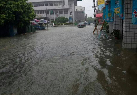 臺南因大暴雨宣佈停工停課網友罵：宣佈得太晚