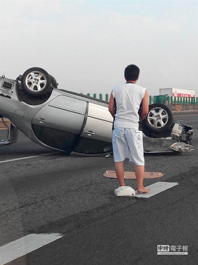 高速自撞翻車 肇事男火速人車快閃