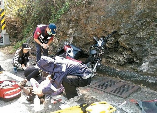 兩名大陸女遊客在臺撞上山壁未戴安全帽頭部挫傷