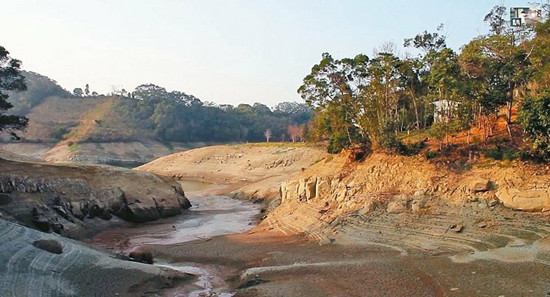 臺網友空拍短片揭旱情水庫淹沒房屋因缺水浮出