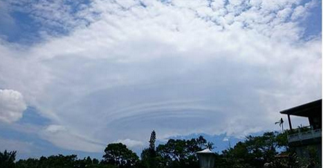 臺北飆35度高溫天空出現“飛碟雲”（圖）