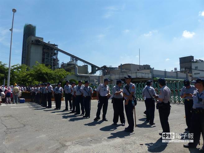 臺灣一紙廠污染致地下水變紅 上百村民抗議