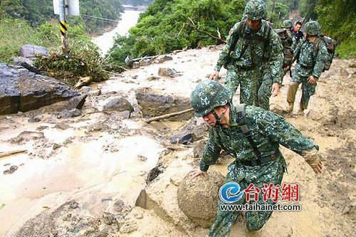 臺軍特戰部隊挺進山區救援