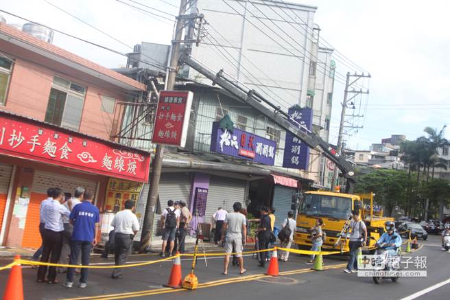 復興路發生地層下陷，現場再拉起第二道封鎖線