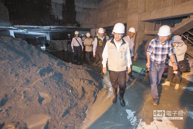 議員郭國文建議衛生局，不要讓市長賴清德（前左）常常參與稽查工作，親徵疫區，以免染上登革熱