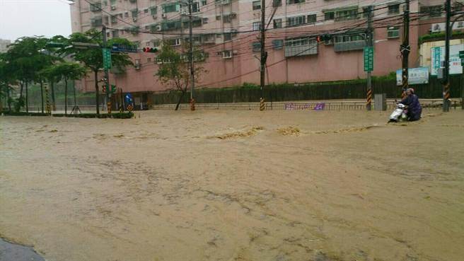 基隆大雨致多處淹水 網友質疑氣象預報不準