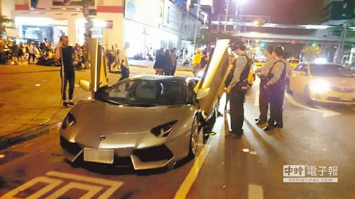 臺男子開蘭博基尼跑車夜店外“炫車”警方開罰（圖）