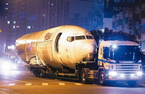 高雄市區深夜飛機路上跑民眾好奇拍照（圖）