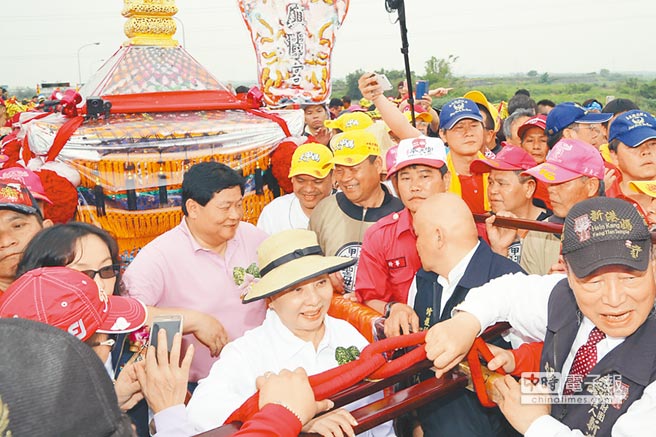 臺大甲媽祖回鑾 民眾搶摸神像祈求平安