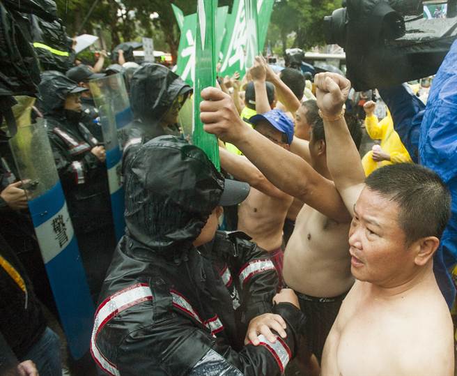 勞工一度衝撞“行政院”前待命的警察