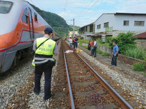 　宜蘭外大溪鐵路平交道今天下午車禍,一名9歲女童遭自強號撞擊身亡,原因待查。圖/宜蘭縣消防局提供