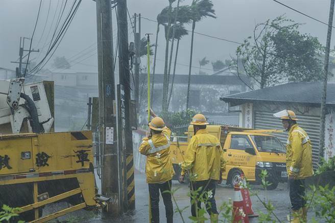 7月間“尼伯特”颱風後，臺電動員2000人出勤搶修