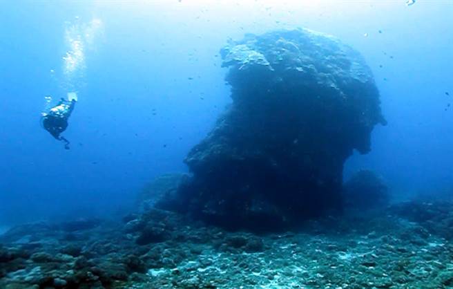 挺不住“莫蘭蒂”巨浪 臺灣綠島“千年大香菇”倒了