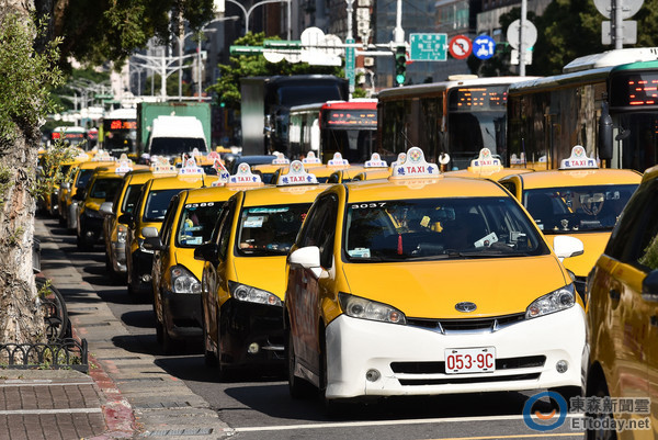 為保障計程車行權益，臺當局擬提高違規營業裁罰。（圖片來源：臺灣東森新聞雲）