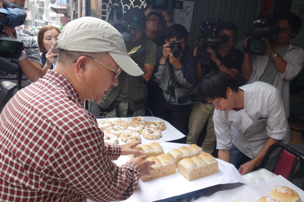 拍攝陳水扁視頻麵包師獲民眾聲援，今天下午麵包出爐後，不到20分鐘，就被特別來聲援的民眾全數買完了