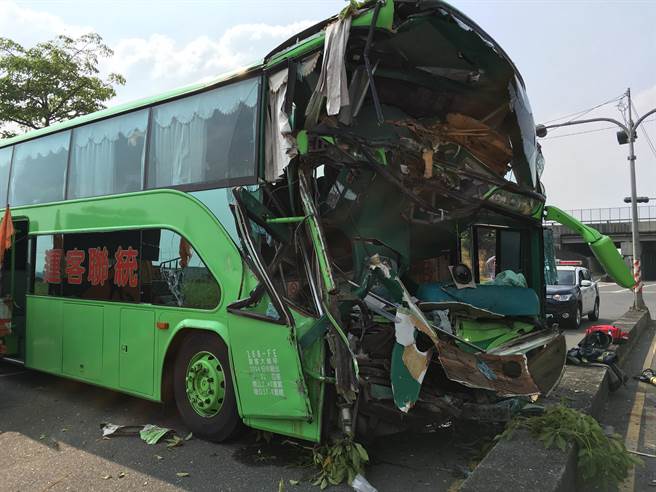 臺灣高速公路發生9車連環撞事故 十多人送醫（圖）