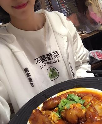 臺灣正妹著“不要香菜”T恤吃飯 被店員無視