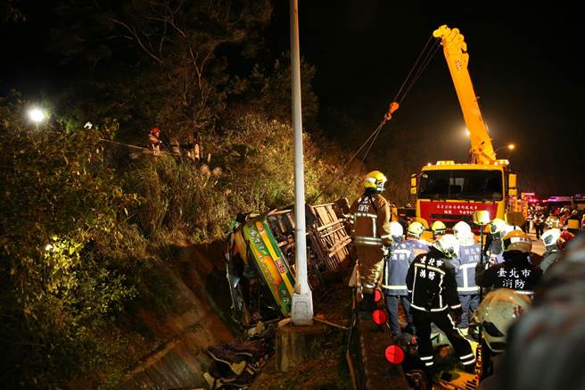 警消吊挂固定車體在進入搶救。