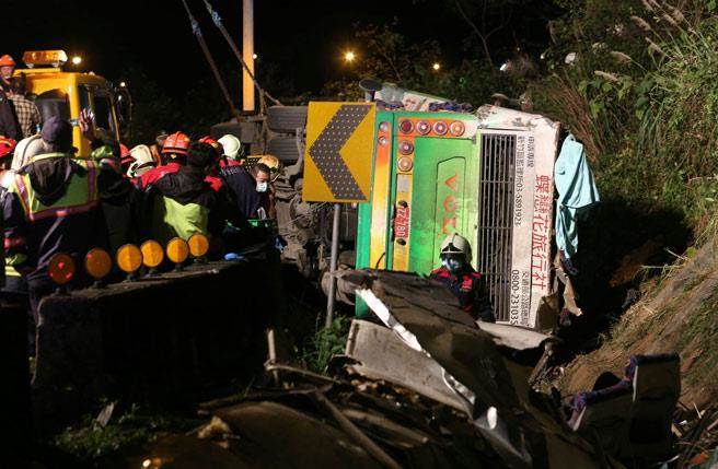 臺灣桃園監理站發現賞櫻翻覆遊覽車行照已過期