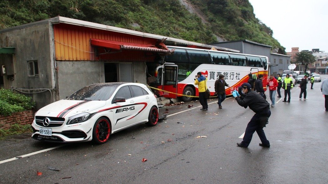 嚇呆！在家看電視 遊覽車撞進門（圖）