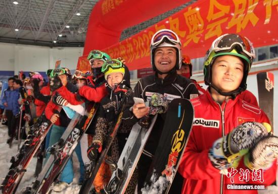 7月31日傍晚，國家滑雪隊運動員、滑雪愛好者在浙江紹興喬波冰雪世界滑雪館，慶祝北京冬奧會申辦成功。位於紹興柯橋的喬波冰雪世界，是長三角地區唯一的室內滑雪場，是夏日里長三角地區與冬奧會相關的唯一活動場館。在此助力申奧，與北京南北呼應、更具有了非同一般的意義。 紹興市旅委和柯橋區旅遊局以冬奧會申辦成功為契機，推出“助力冬奧，合作共贏”為主題的冰雪旅遊節。<a target='_blank' href='http://big5.chinataiwan.cn/gate/big5/www.chinanews.com/'><p  align=