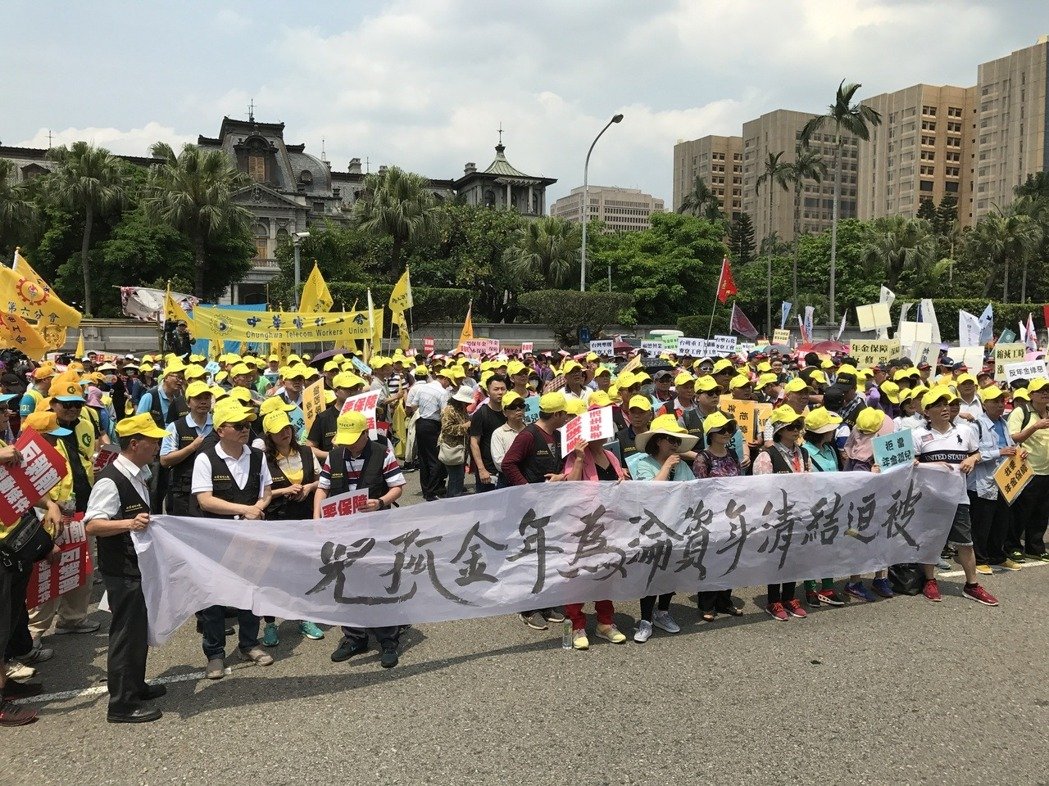 五一勞動節，由團結工聯、臺灣産業總工會等工運團體組成的“2017五一行動聯盟”，號召萬人上街遊行，誓言向蔡英文當局、慣老闆宣戰