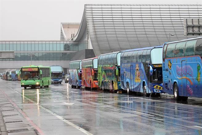 28輛遊覽車包圍桃園機場抗議蔡當局