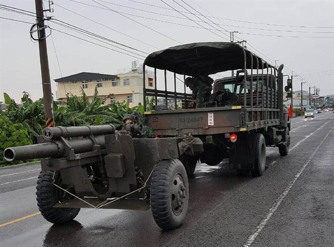 臺灣彰化一小貨車追撞軍車 擋風玻璃慘遭炮管刺穿