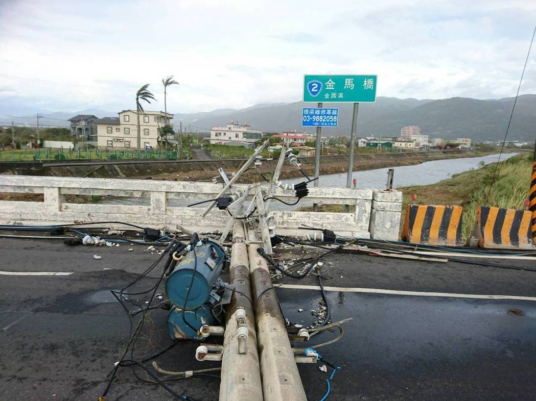 震驚！颱風尼莎重創宜蘭 電線桿倒成一排