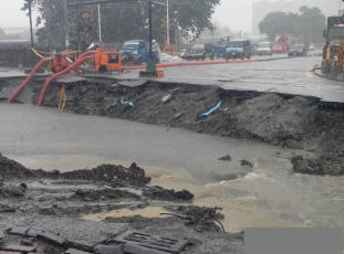 高雄氣爆災區受大雨侵襲 道路淹成小河