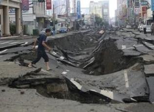 直擊高雄氣爆現場 道路路面炸飛