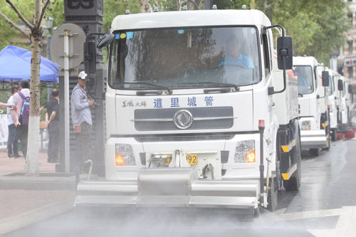 大型機械設備清洗街路。