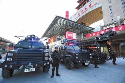 北京鐵警鐵鷹突擊隊配防彈裝甲車加強春運安保