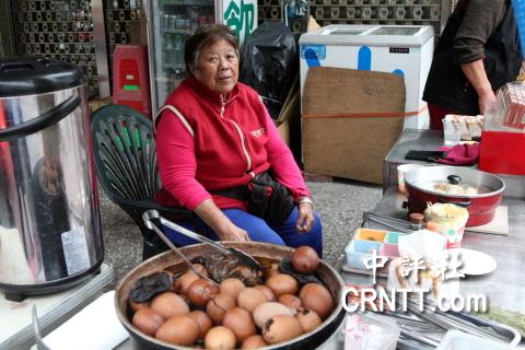 資料圖：臺灣攤販對記者抱怨，早上鹵的一鍋茶葉蛋到下午還剩這麼多。（中評社 高易伸攝）