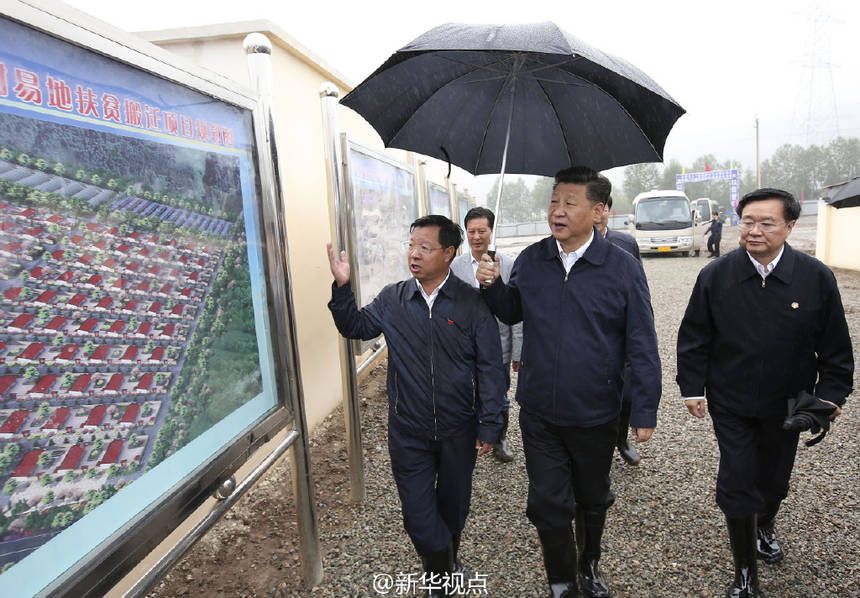 習近平在青海考察易地扶貧搬遷新村