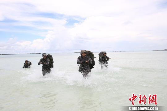 三沙警備區組織官兵進行搶灘登陸、海上搏擊等多個科目訓練，提高官兵軍事素質。　李書兵攝