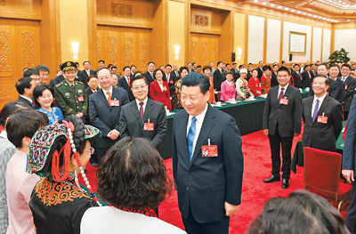 3月8日，中共中央總書記、國家主席、中央軍委主席習近平參加十二屆全國人大五次會議四川代表團的審議。在“三八”國際勞動婦女節到來之際，習近平代表黨中央、國務院，向參加全國兩會的女代表、女委員、女工作人員，向全國各族各界婦女同胞，致以節日的祝賀和誠摯的祝福。這是習近平同女代表親切交談。新華社記者 李學仁攝