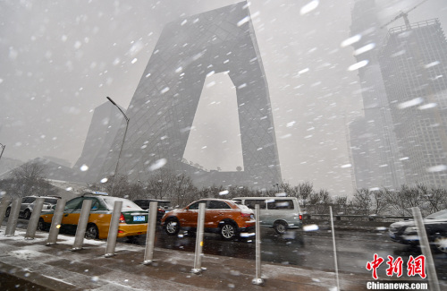 資料圖：2017年2月21日，北京多個地區迎來降雪天氣。圖為雪中的央視大樓。中新網記者 金碩 攝