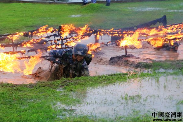 “同心共築強軍夢”網路媒體國防行活動採訪團走進海軍陸戰隊某旅。（台灣網 尹賽楠 攝）　　