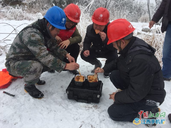 風雪“除冰者”:這道暖心風景線 比雪景更美