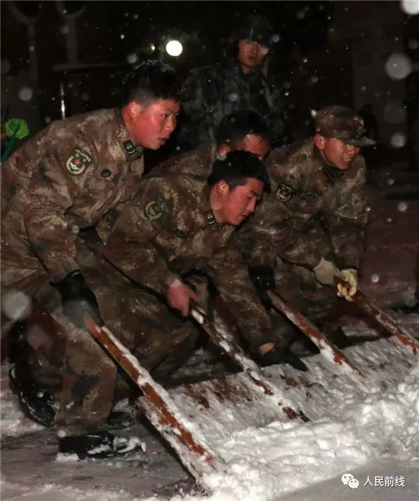 風雪“除冰者”:這道暖心風景線 比雪景更美